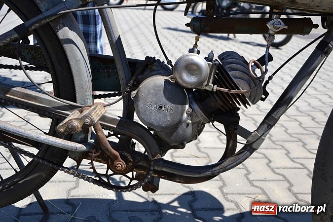 Zdjęcie w galerii na portalu naszraciborz.pl: Zabytkowe samochody i motocykle zjechały do Bieńkowic wiadomości z regionu