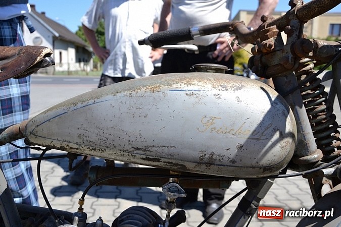 Zdjęcie w galerii na portalu naszraciborz.pl: Zabytkowe samochody i motocykle zjechały do Bieńkowic wiadomości z regionu