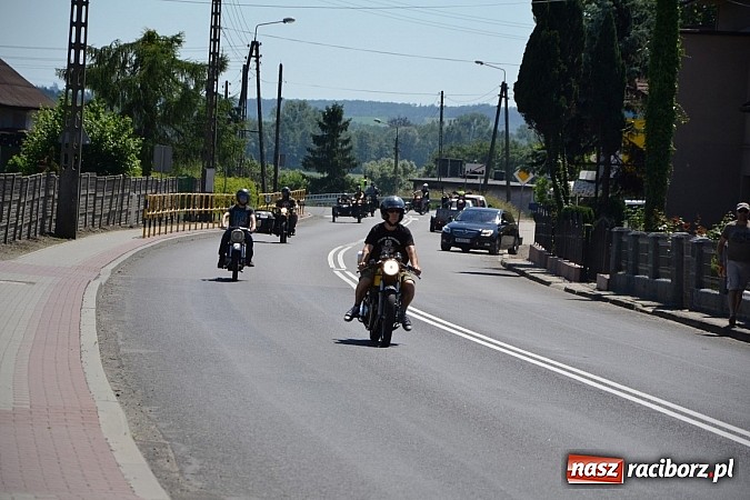 Zdjęcie w galerii na portalu naszraciborz.pl: Zabytkowe samochody i motocykle zjechały do Bieńkowic wiadomości z regionu