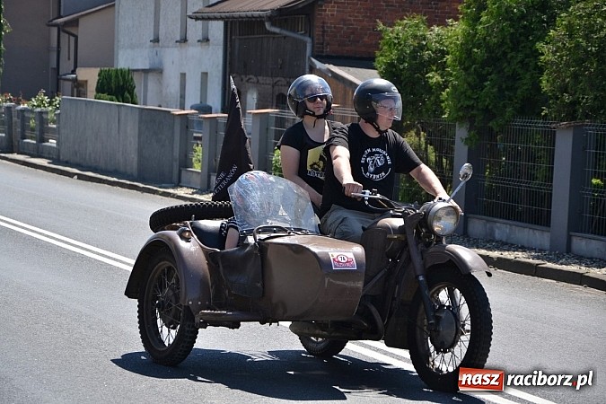Zdjęcie w galerii na portalu naszraciborz.pl: Zabytkowe samochody i motocykle zjechały do Bieńkowic wiadomości z regionu