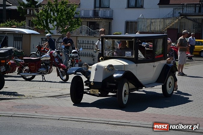 Zdjęcie w galerii na portalu naszraciborz.pl: Zabytkowe samochody i motocykle zjechały do Bieńkowic wiadomości z regionu