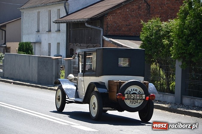 Zdjęcie w galerii na portalu naszraciborz.pl: Zabytkowe samochody i motocykle zjechały do Bieńkowic wiadomości z regionu