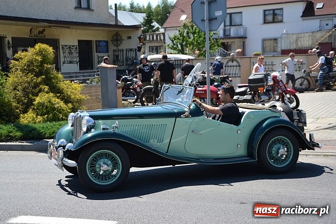 Zdjęcie w galerii na portalu naszraciborz.pl: Zabytkowe samochody i motocykle zjechały do Bieńkowic wiadomości z regionu