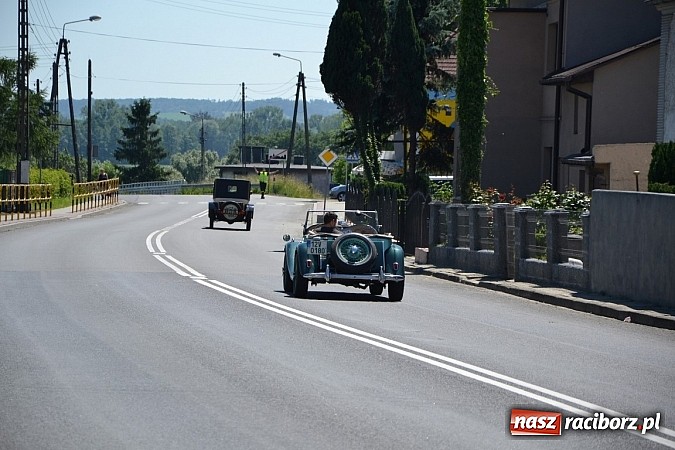 Zdjęcie w galerii na portalu naszraciborz.pl: Zabytkowe samochody i motocykle zjechały do Bieńkowic wiadomości z regionu