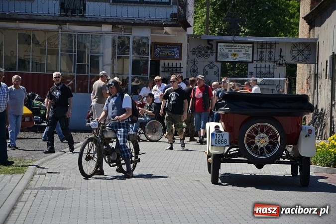 Zdjęcie w galerii na portalu naszraciborz.pl: Zabytkowe samochody i motocykle zjechały do Bieńkowic wiadomości z regionu