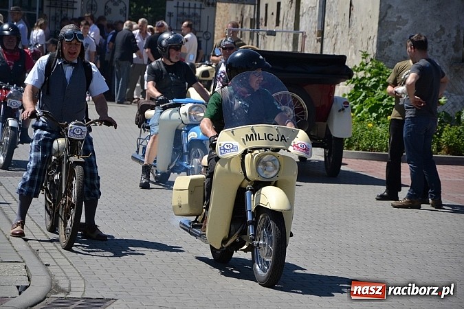 Zdjęcie w galerii na portalu naszraciborz.pl: Zabytkowe samochody i motocykle zjechały do Bieńkowic wiadomości z regionu
