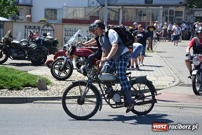Zdjęcie w galerii na portalu naszraciborz.pl: Zabytkowe samochody i motocykle zjechały do Bieńkowic wiadomości z regionu