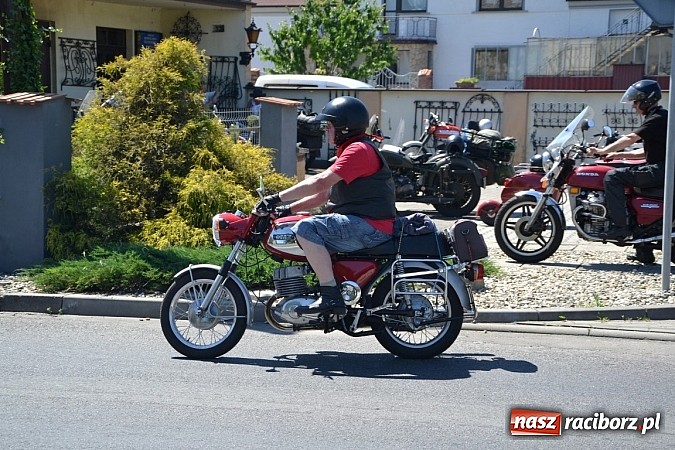 Zdjęcie w galerii na portalu naszraciborz.pl: Zabytkowe samochody i motocykle zjechały do Bieńkowic wiadomości z regionu