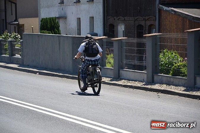 Zdjęcie w galerii na portalu naszraciborz.pl: Zabytkowe samochody i motocykle zjechały do Bieńkowic wiadomości z regionu
