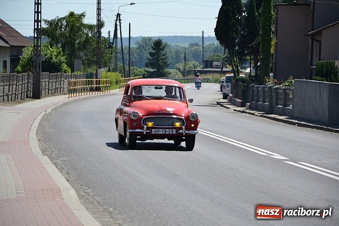 Zdjęcie w galerii na portalu naszraciborz.pl: Zabytkowe samochody i motocykle zjechały do Bieńkowic wiadomości z regionu