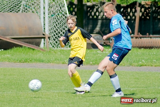 Zdjęcie w galerii na portalu naszraciborz.pl: Trampkarze Tworkowa bezlitośni dla Fortecy. Cztery trafienia Jakuba Klimaszki wiadomości z regionu