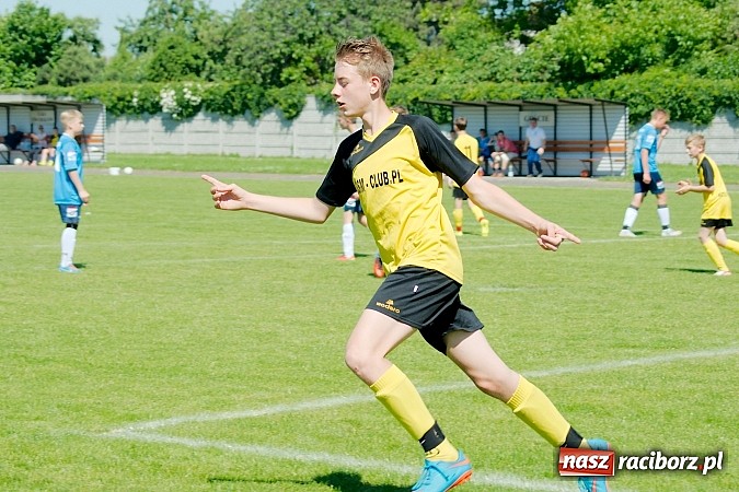 Zdjęcie w galerii na portalu naszraciborz.pl: Trampkarze Tworkowa bezlitośni dla Fortecy. Cztery trafienia Jakuba Klimaszki wiadomości z regionu