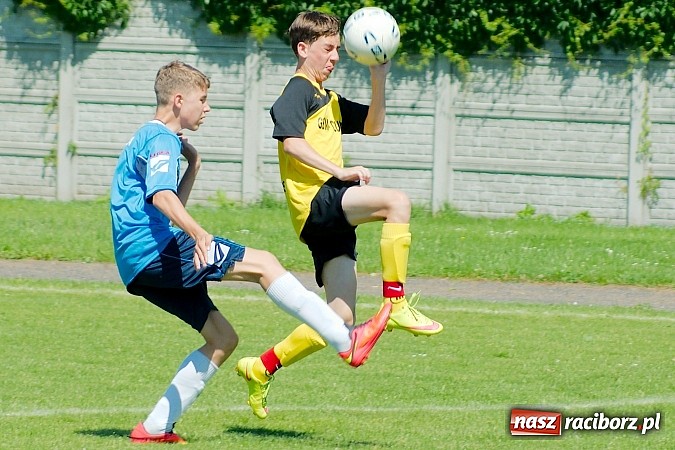 Zdjęcie w galerii na portalu naszraciborz.pl: Trampkarze Tworkowa bezlitośni dla Fortecy. Cztery trafienia Jakuba Klimaszki wiadomości z regionu