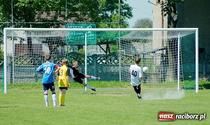 Zdjęcie w galerii na portalu naszraciborz.pl: Trampkarze Tworkowa bezlitośni dla Fortecy. Cztery trafienia Jakuba Klimaszki wiadomości z regionu