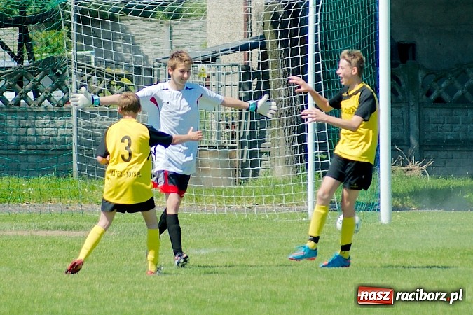 Zdjęcie w galerii na portalu naszraciborz.pl: Trampkarze Tworkowa bezlitośni dla Fortecy. Cztery trafienia Jakuba Klimaszki wiadomości z regionu