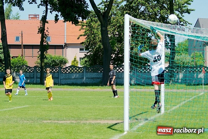 Zdjęcie w galerii na portalu naszraciborz.pl: Trampkarze Tworkowa bezlitośni dla Fortecy. Cztery trafienia Jakuba Klimaszki wiadomości z regionu
