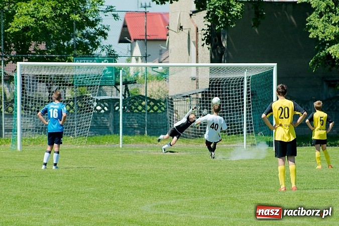 Zdjęcie w galerii na portalu naszraciborz.pl: Trampkarze Tworkowa bezlitośni dla Fortecy. Cztery trafienia Jakuba Klimaszki wiadomości z regionu