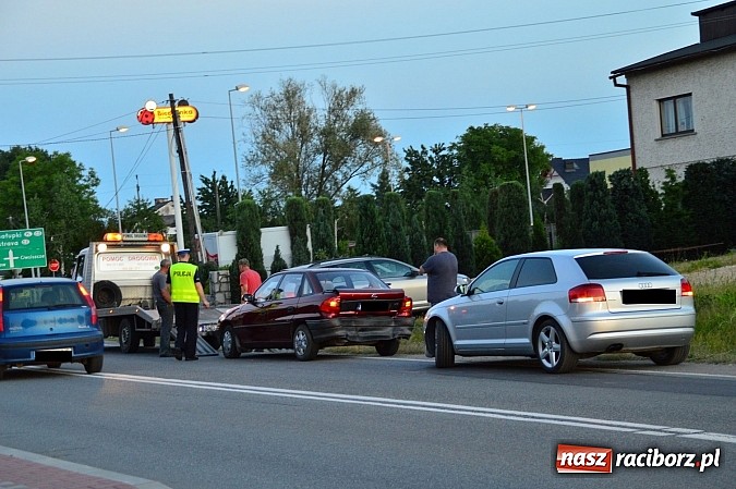 Zdjęcie w galerii na portalu naszraciborz.pl: Stłuczka opla i audi w Krzyżanowicach wiadomości z regionu