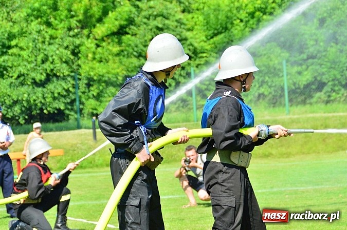 Zdjęcie w galerii na portalu naszraciborz.pl: OSP Borucin zwycięzcą zawodów wśród mężczyzn. Pietraszyn triumfuje wśród drużyn kobiecych i młodzieżówek wiadomości z regionu