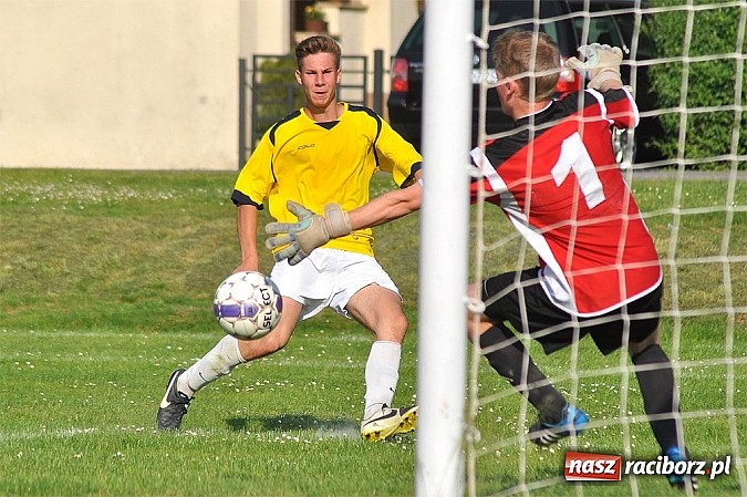 Zdjęcie w galerii na portalu naszraciborz.pl: Emocje do ostatnich minut. Trzy punkty zostały w Pawłowie wiadomości z regionu
