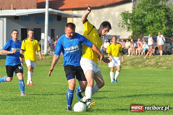 Zdjęcie w galerii na portalu naszraciborz.pl: Emocje do ostatnich minut. Trzy punkty zostały w Pawłowie wiadomości z regionu