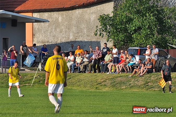 Zdjęcie w galerii na portalu naszraciborz.pl: Emocje do ostatnich minut. Trzy punkty zostały w Pawłowie wiadomości z regionu