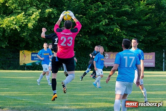 Zdjęcie w galerii na portalu naszraciborz.pl: Festiwal niewykorzystanych karnych przy Tuwima. Zameczek pokonał Ocice wiadomości z regionu