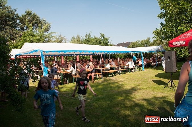 Zdjęcie w galerii na portalu naszraciborz.pl: Jest grochówka, kawa i ciasto - nie warto wyjeżdżać na miasto. I od wielkiego święta - zagrała orkiestra dęta wiadomości z regionu