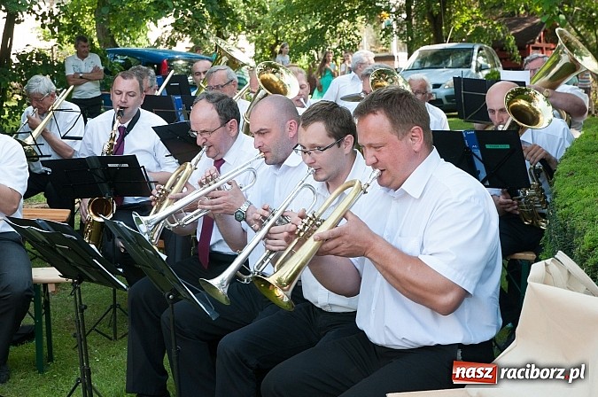 Zdjęcie w galerii na portalu naszraciborz.pl: Jest grochówka, kawa i ciasto - nie warto wyjeżdżać na miasto. I od wielkiego święta - zagrała orkiestra dęta wiadomości z regionu
