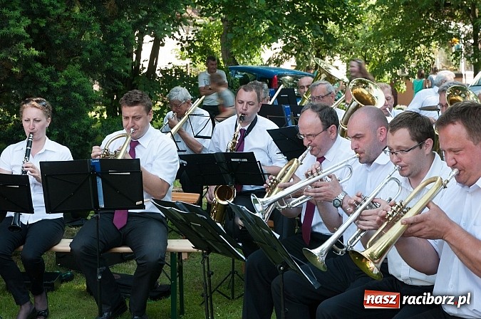 Zdjęcie w galerii na portalu naszraciborz.pl: Jest grochówka, kawa i ciasto - nie warto wyjeżdżać na miasto. I od wielkiego święta - zagrała orkiestra dęta wiadomości z regionu