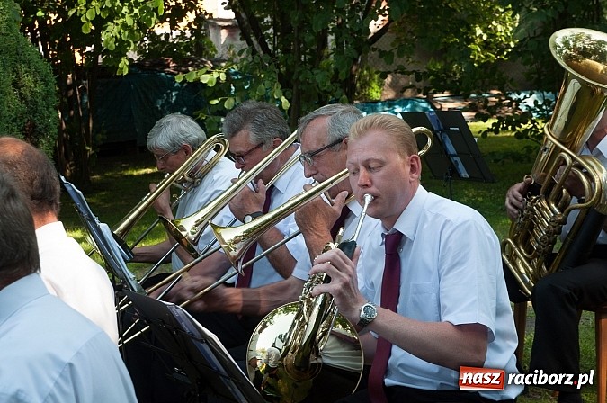 Zdjęcie w galerii na portalu naszraciborz.pl: Jest grochówka, kawa i ciasto - nie warto wyjeżdżać na miasto. I od wielkiego święta - zagrała orkiestra dęta wiadomości z regionu