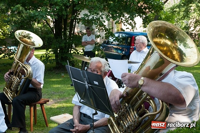 Zdjęcie w galerii na portalu naszraciborz.pl: Jest grochówka, kawa i ciasto - nie warto wyjeżdżać na miasto. I od wielkiego święta - zagrała orkiestra dęta wiadomości z regionu
