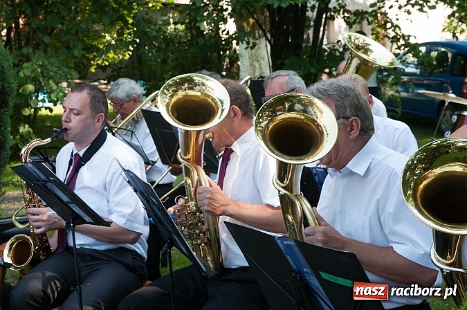 Zdjęcie w galerii na portalu naszraciborz.pl: Jest grochówka, kawa i ciasto - nie warto wyjeżdżać na miasto. I od wielkiego święta - zagrała orkiestra dęta wiadomości z regionu