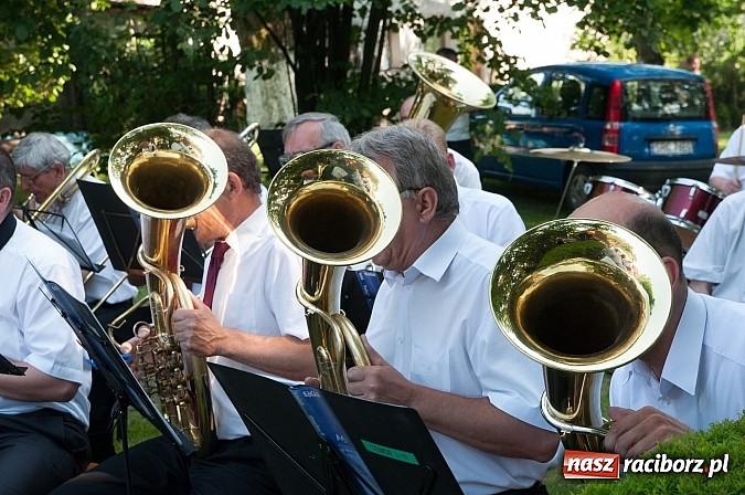 Zdjęcie w galerii na portalu naszraciborz.pl: Jest grochówka, kawa i ciasto - nie warto wyjeżdżać na miasto. I od wielkiego święta - zagrała orkiestra dęta wiadomości z regionu