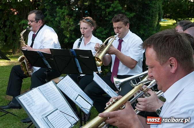 Zdjęcie w galerii na portalu naszraciborz.pl: Jest grochówka, kawa i ciasto - nie warto wyjeżdżać na miasto. I od wielkiego święta - zagrała orkiestra dęta wiadomości z regionu