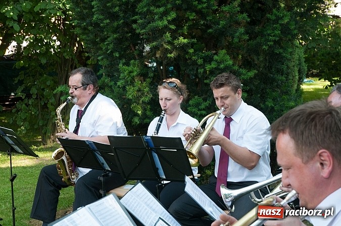 Zdjęcie w galerii na portalu naszraciborz.pl: Jest grochówka, kawa i ciasto - nie warto wyjeżdżać na miasto. I od wielkiego święta - zagrała orkiestra dęta wiadomości z regionu