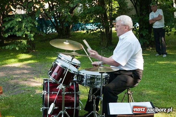 Zdjęcie w galerii na portalu naszraciborz.pl: Jest grochówka, kawa i ciasto - nie warto wyjeżdżać na miasto. I od wielkiego święta - zagrała orkiestra dęta wiadomości z regionu