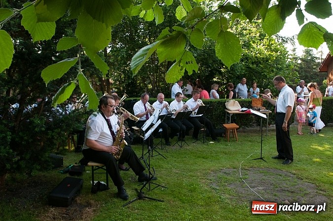 Zdjęcie w galerii na portalu naszraciborz.pl: Jest grochówka, kawa i ciasto - nie warto wyjeżdżać na miasto. I od wielkiego święta - zagrała orkiestra dęta wiadomości z regionu