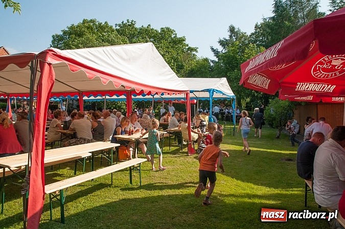 Zdjęcie w galerii na portalu naszraciborz.pl: Jest grochówka, kawa i ciasto - nie warto wyjeżdżać na miasto. I od wielkiego święta - zagrała orkiestra dęta wiadomości z regionu