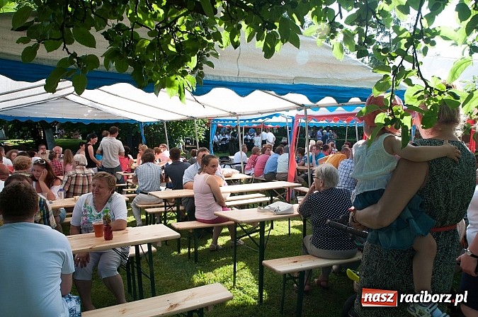Zdjęcie w galerii na portalu naszraciborz.pl: Jest grochówka, kawa i ciasto - nie warto wyjeżdżać na miasto. I od wielkiego święta - zagrała orkiestra dęta wiadomości z regionu