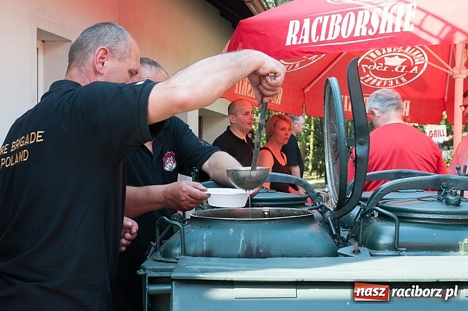 Zdjęcie w galerii na portalu naszraciborz.pl: Jest grochówka, kawa i ciasto - nie warto wyjeżdżać na miasto. I od wielkiego święta - zagrała orkiestra dęta wiadomości z regionu