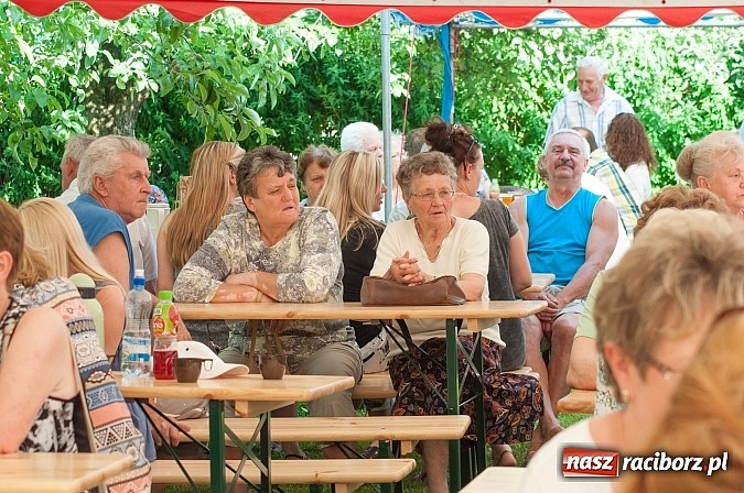 Zdjęcie w galerii na portalu naszraciborz.pl: Jest grochówka, kawa i ciasto - nie warto wyjeżdżać na miasto. I od wielkiego święta - zagrała orkiestra dęta wiadomości z regionu