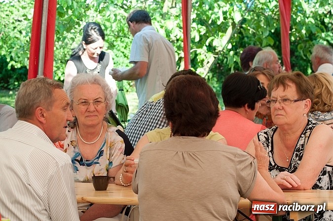 Zdjęcie w galerii na portalu naszraciborz.pl: Jest grochówka, kawa i ciasto - nie warto wyjeżdżać na miasto. I od wielkiego święta - zagrała orkiestra dęta wiadomości z regionu