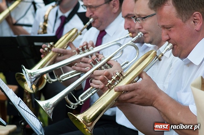 Zdjęcie w galerii na portalu naszraciborz.pl: Jest grochówka, kawa i ciasto - nie warto wyjeżdżać na miasto. I od wielkiego święta - zagrała orkiestra dęta wiadomości z regionu