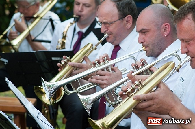 Zdjęcie w galerii na portalu naszraciborz.pl: Jest grochówka, kawa i ciasto - nie warto wyjeżdżać na miasto. I od wielkiego święta - zagrała orkiestra dęta wiadomości z regionu