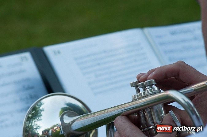 Zdjęcie w galerii na portalu naszraciborz.pl: Jest grochówka, kawa i ciasto - nie warto wyjeżdżać na miasto. I od wielkiego święta - zagrała orkiestra dęta wiadomości z regionu
