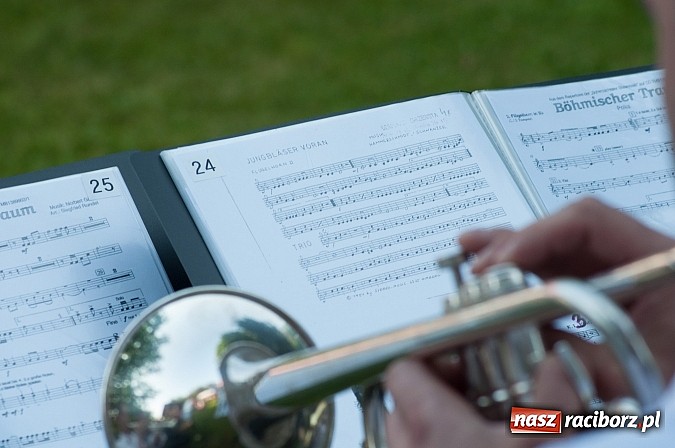 Zdjęcie w galerii na portalu naszraciborz.pl: Jest grochówka, kawa i ciasto - nie warto wyjeżdżać na miasto. I od wielkiego święta - zagrała orkiestra dęta wiadomości z regionu