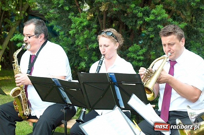 Zdjęcie w galerii na portalu naszraciborz.pl: Jest grochówka, kawa i ciasto - nie warto wyjeżdżać na miasto. I od wielkiego święta - zagrała orkiestra dęta wiadomości z regionu