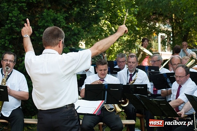 Zdjęcie w galerii na portalu naszraciborz.pl: Jest grochówka, kawa i ciasto - nie warto wyjeżdżać na miasto. I od wielkiego święta - zagrała orkiestra dęta wiadomości z regionu
