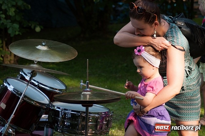 Zdjęcie w galerii na portalu naszraciborz.pl: Jest grochówka, kawa i ciasto - nie warto wyjeżdżać na miasto. I od wielkiego święta - zagrała orkiestra dęta wiadomości z regionu